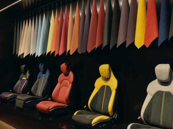 嗨牛股票 从赛道猛兽到时尚单品：你的YU7从此拒绝“撞衫