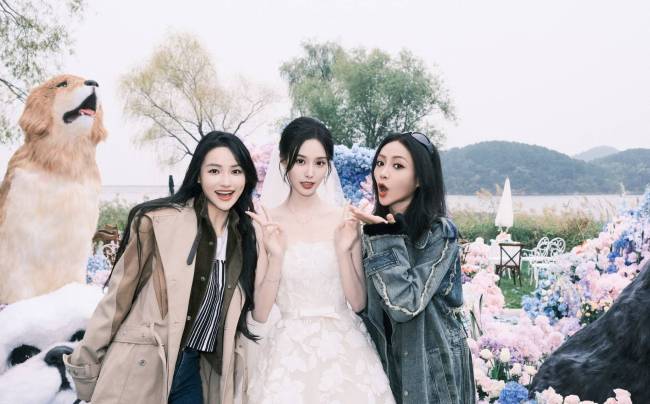 谢可寅晒与徐艺洋黄子韬合照 夸赞新娘穿婚纱漂亮