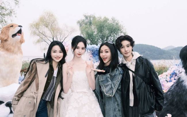 谢可寅晒与徐艺洋黄子韬合照 夸赞新娘穿婚纱漂亮