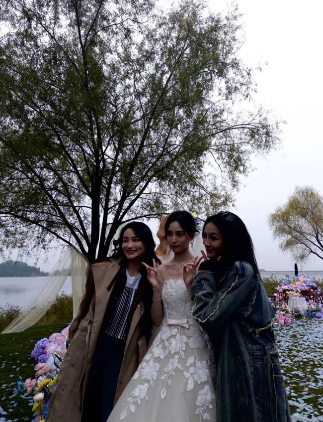 谢可寅晒与徐艺洋黄子韬合照 夸赞新娘穿婚纱漂亮