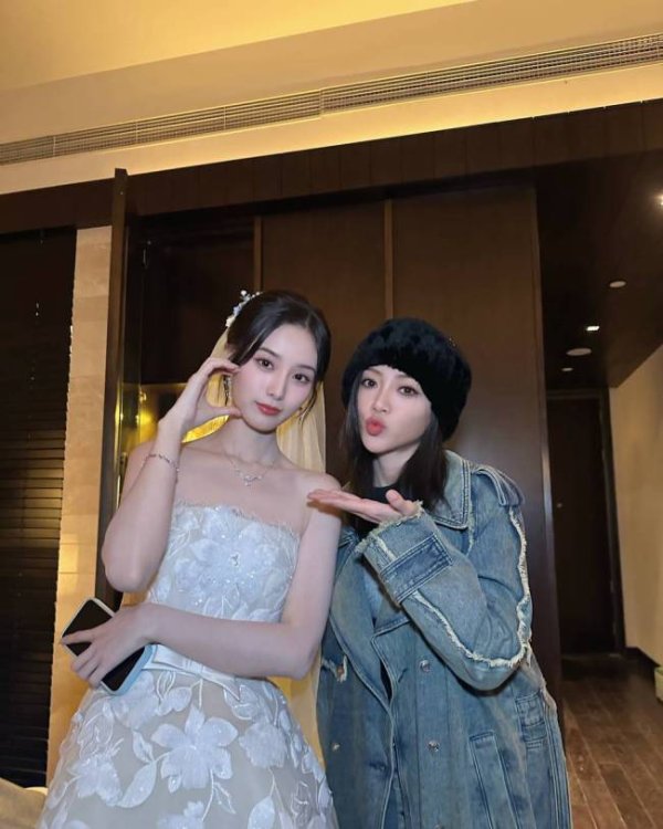 东方财富配资 谢可寅晒与徐艺洋黄子韬合照 夸赞新娘穿婚纱漂亮