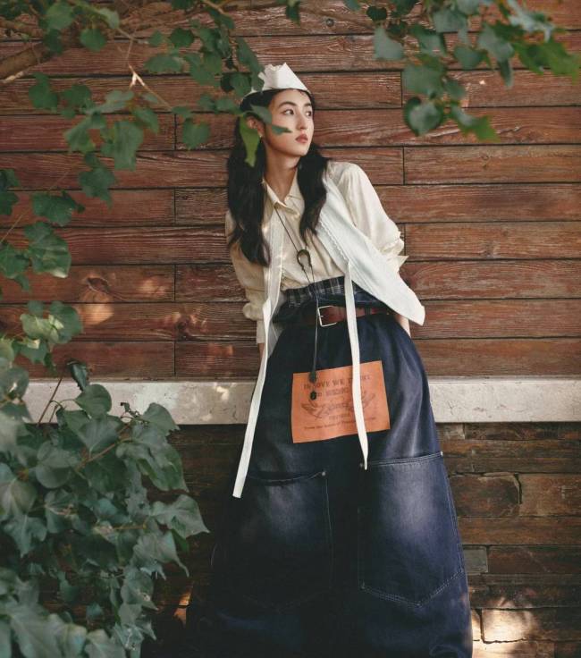 张子枫穿无袖连衣裙气质清冷 轻嗅鲜花恬静治愈