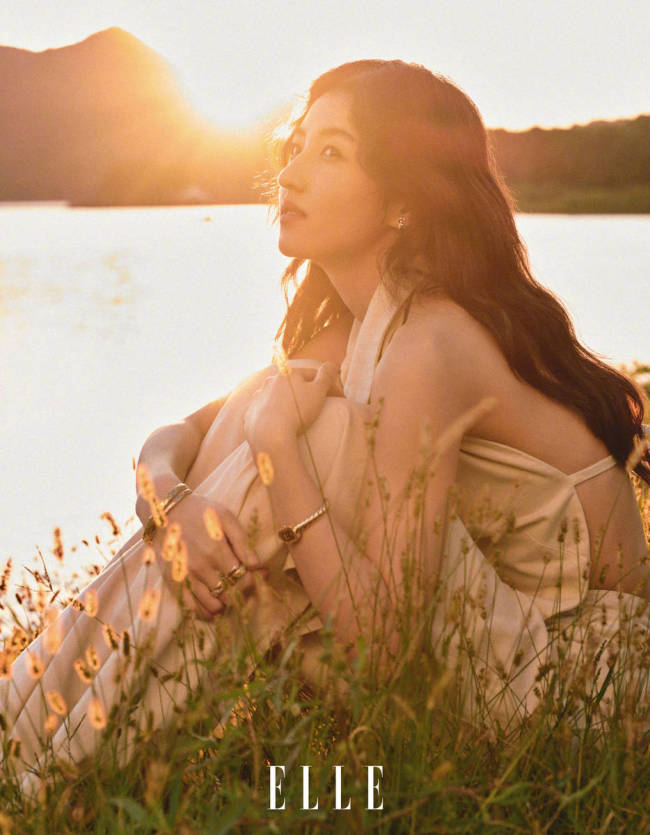 张子枫穿无袖连衣裙气质清冷 轻嗅鲜花恬静治愈