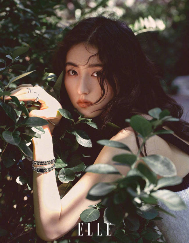 张子枫穿无袖连衣裙气质清冷 轻嗅鲜花恬静治愈