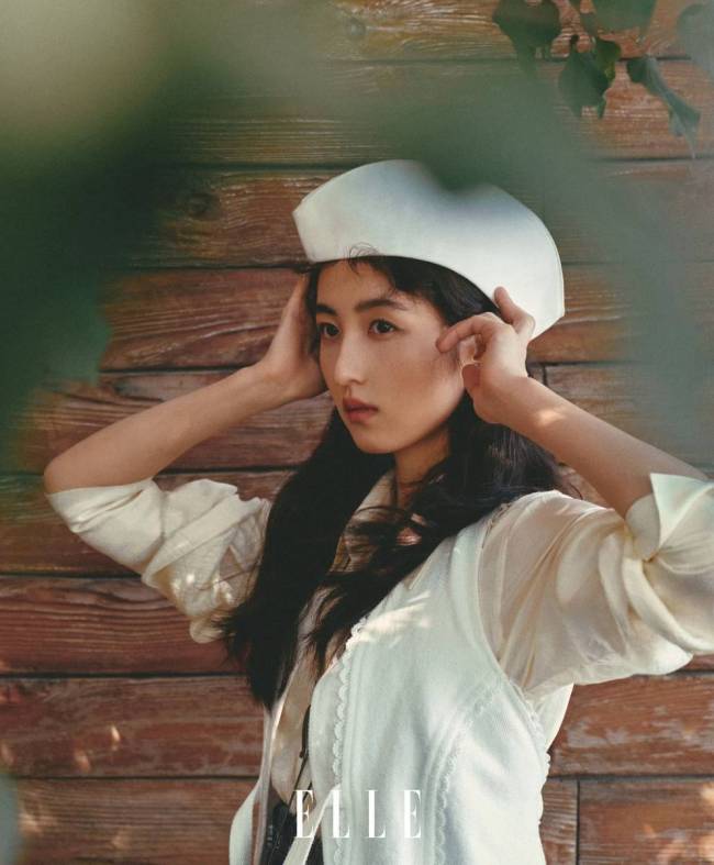 张子枫穿无袖连衣裙气质清冷 轻嗅鲜花恬静治愈