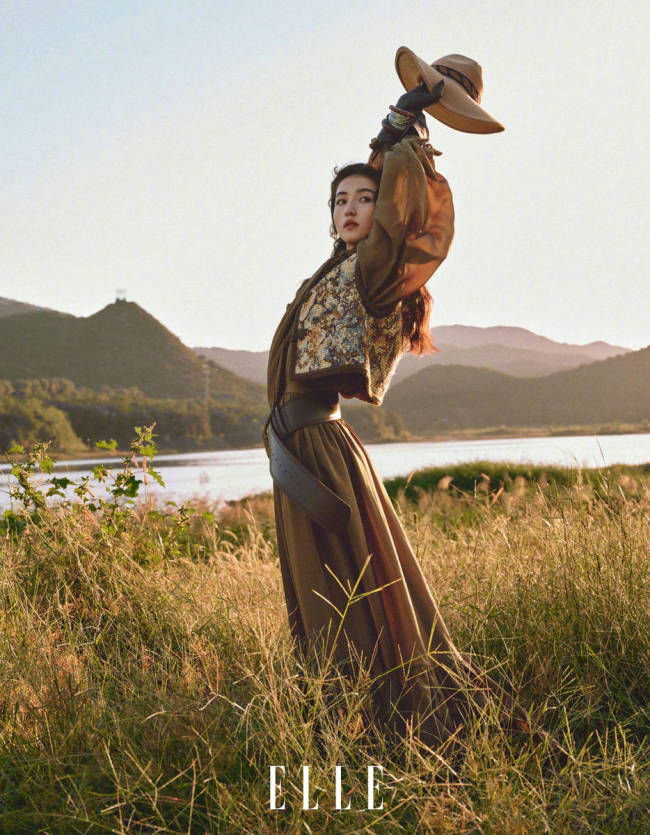 张子枫穿无袖连衣裙气质清冷 轻嗅鲜花恬静治愈