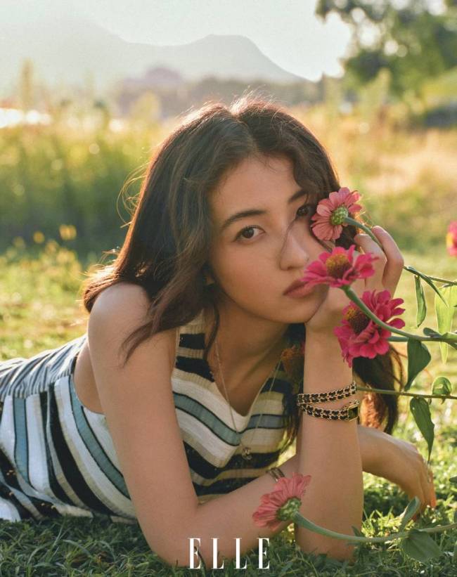 张子枫穿无袖连衣裙气质清冷 轻嗅鲜花恬静治愈