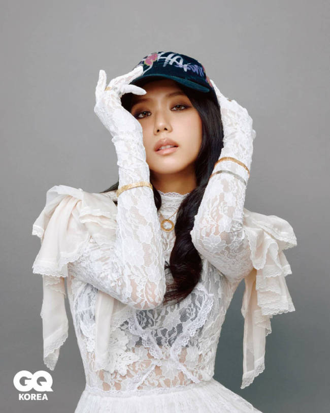 智秀穿白色蕾丝裙公主风拉满 单手托腮似乎在思考