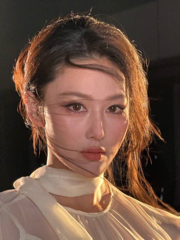 久联优配 张馨予穿丝绸衬衫随性慵懒 发丝微乱秒变氛围女神