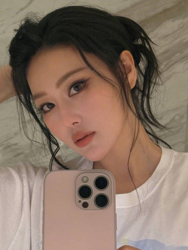 张馨予穿丝绸衬衫随性慵懒 发丝微乱秒变氛围女神