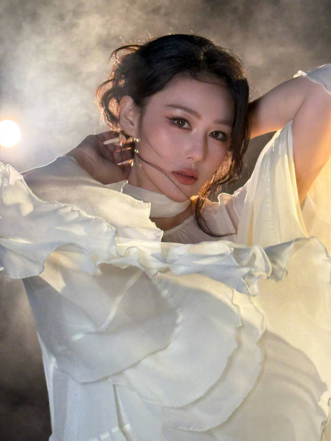 张馨予穿丝绸衬衫随性慵懒 发丝微乱秒变氛围女神