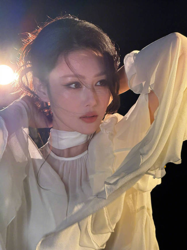 张馨予穿丝绸衬衫随性慵懒 发丝微乱秒变氛围女神